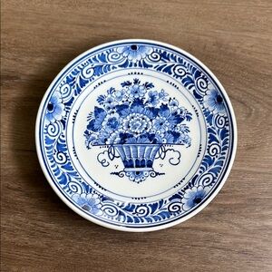 DELFT Blue and White Floral Bouquet Decorative Plate